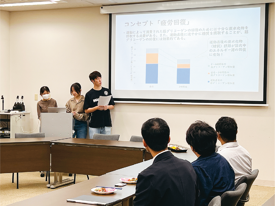 協働企業にプレゼンテーション