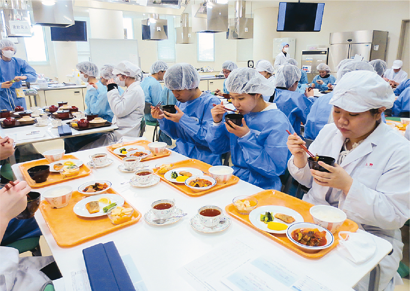 調理実習の実食の写真