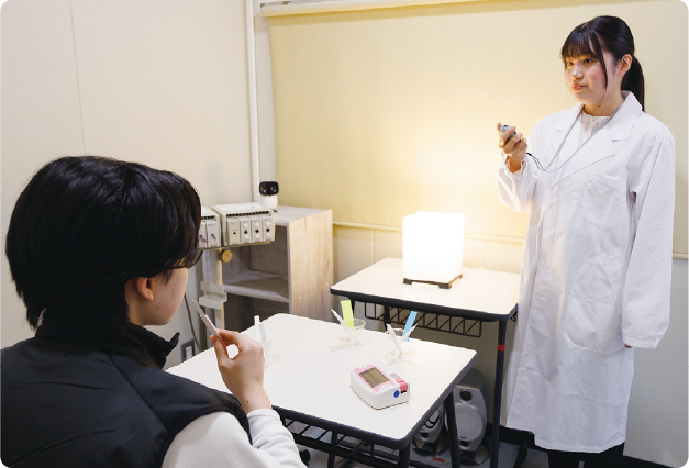紙漉き体験の様子