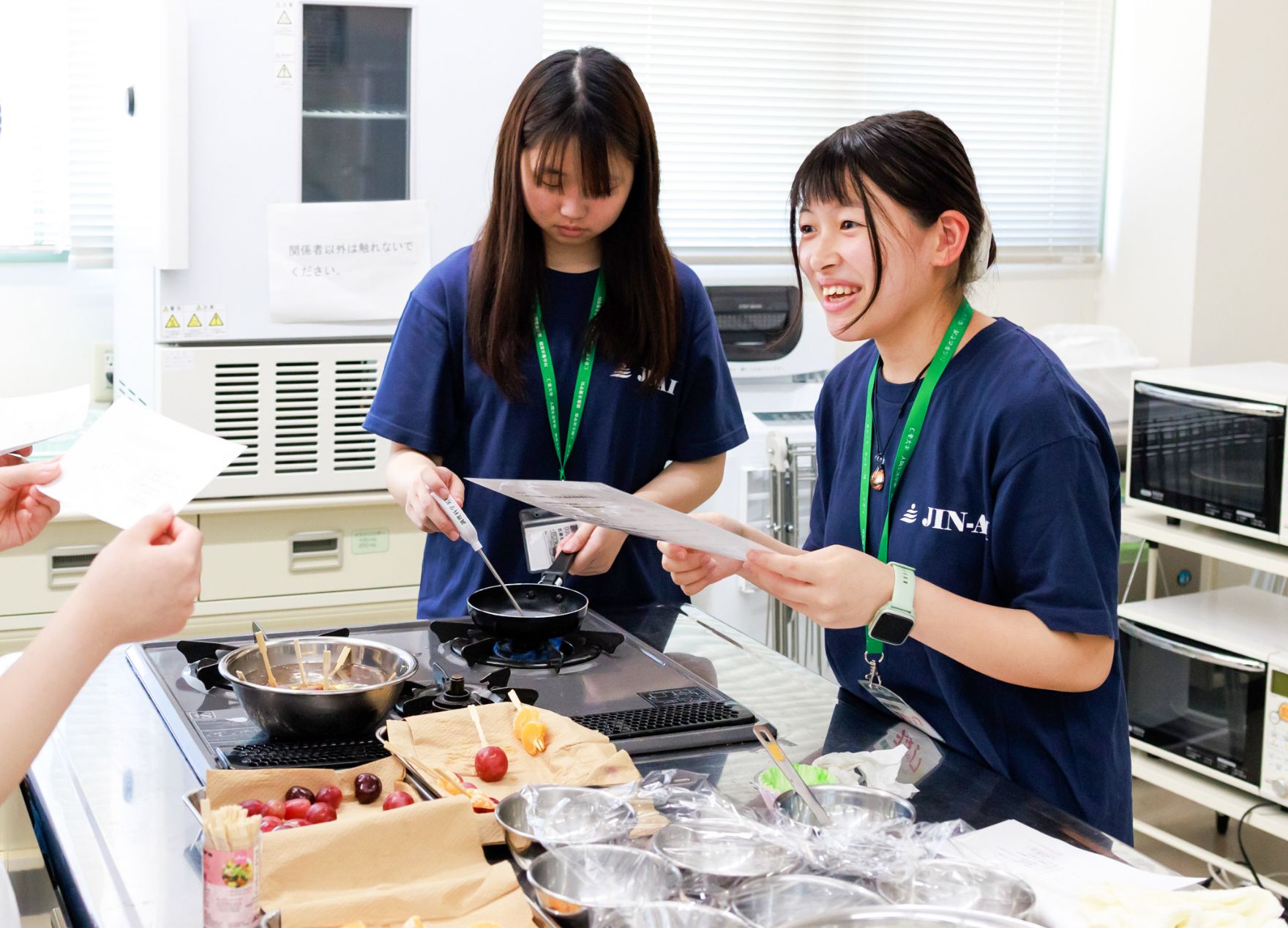 オープンキャンパスで説明をする学生の写真