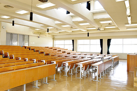 大講堂（A303）