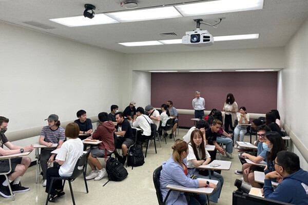 海外の学生とセミナーを受けている写真