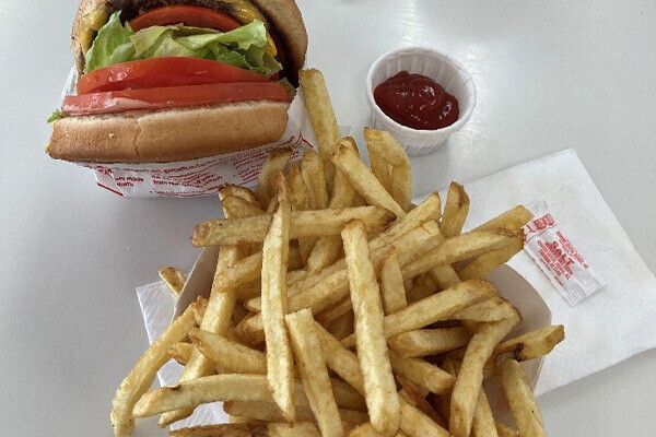 ハンバーガーとポテトの写真