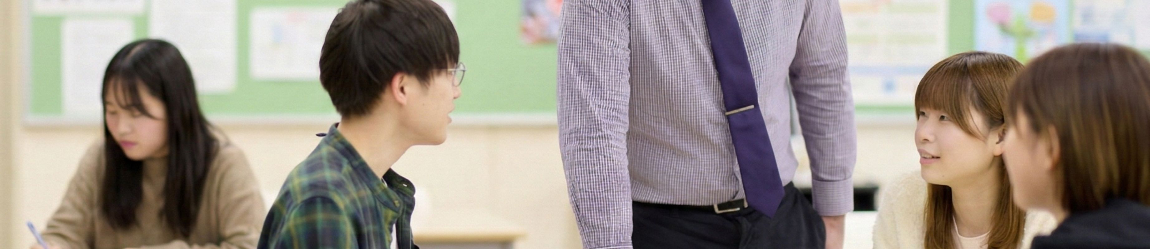 セミナーを受ける女性の写真