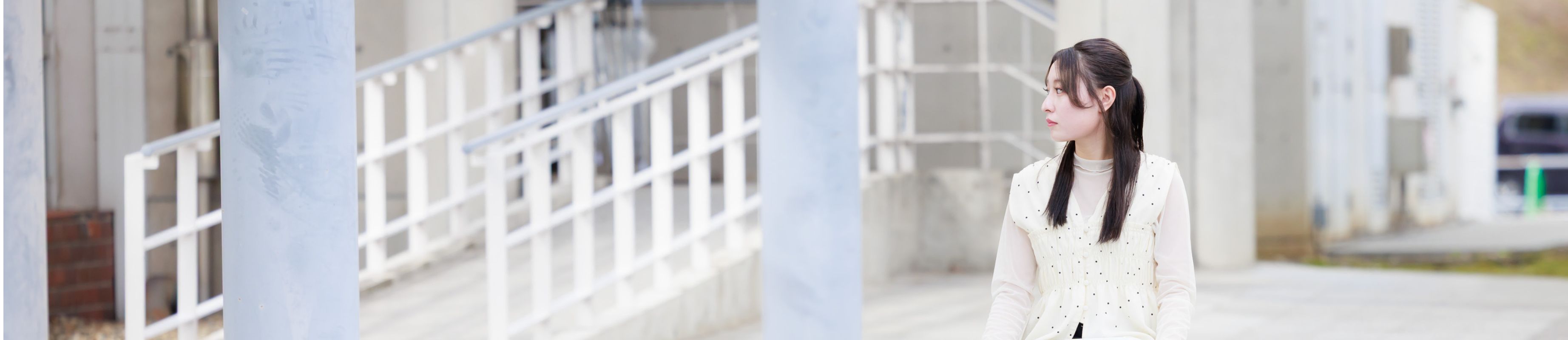 遠くを見つめる学生の写真