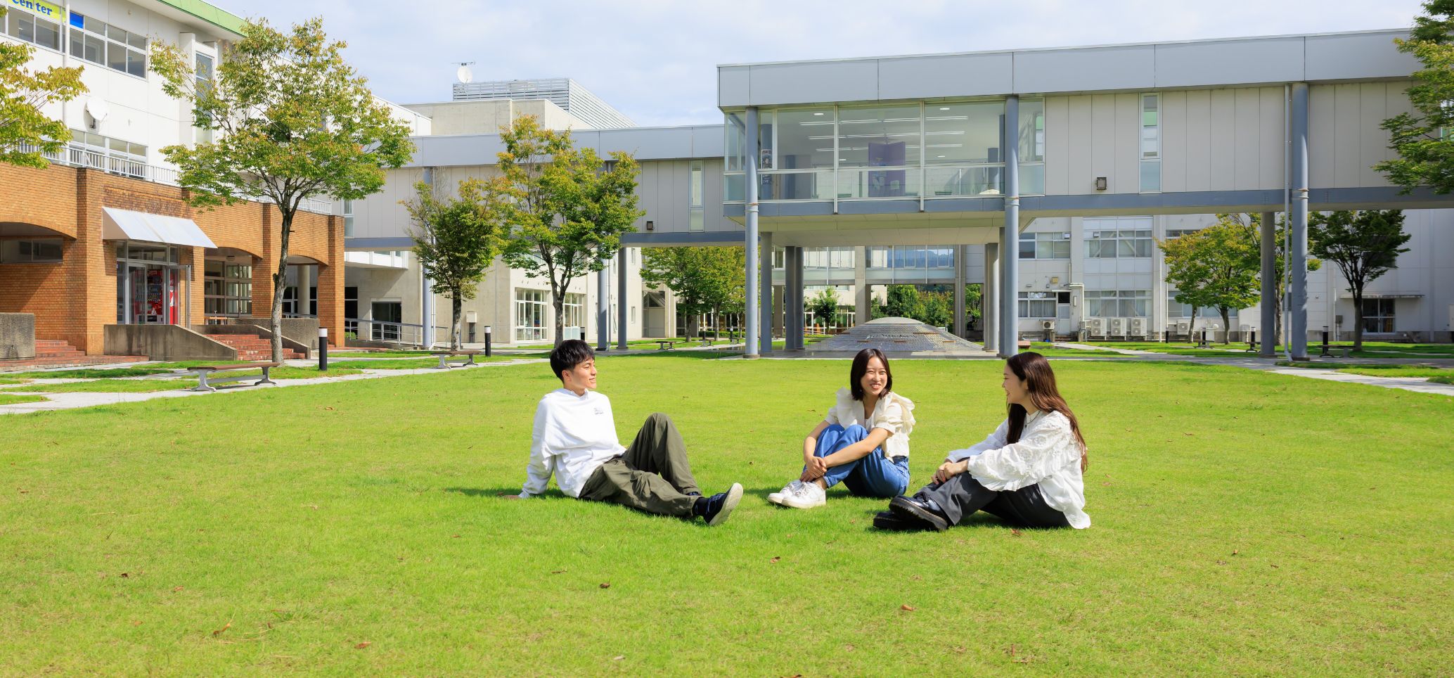 キャンパスで談笑する学生の写真